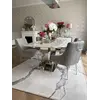 Stół Nowoczesny Glamour z marmurowym blatem w aranżacji z dodatkami wnętrzarskimi. Aranżacja nowoczesnego wnętrza od Primavera Home.