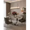 Stół Nowoczesny Glamour z marmurowym blatem przy oknie z widokiem na zewnątrz. Ekspozycja w salonie od Primavera Home.