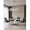 Widok od dołu na konstrukcję Stolu Nowoczesnego Glamour z marmurowym blatem. Aranżacja nowoczesnego wnętrza od Primavera Home.