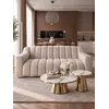 Zbliżenie na blaty stolika kawowego BOND glamour, ukazujące piękno białego marmuru. Ekspozycja w salonie od Primavera Home.