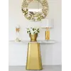 Złota Konsola Belissima Szczotkowane Złoto Blat Patagonia Premium uchwycona przez okno, nadając wnętrzu elegancki akcent. Ekspozycja w salonie od Primavera Home.