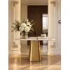 Złota Konsola Belissima Szczotkowane Złoto Blat Patagonia Premium widoczna z boku, podkreślająca elegancką linię designu. Aranżacja nowoczesnego wnętrza od Primavera Home.