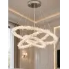 Cały zestaw z żyrandolem ICE XL Srebrny w nowoczesnym wnętrzu. Meble na zamówienie od Primavera Home dopełniają harmonijną aranżację.