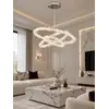 Perspektywiczne ujęcie żyrandola ICE XL Srebrny. Lampa doskonała do eleganckich aranżacji od Primavera Home.