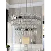 Żyrandol Kryształowy Bulgari XL Srebrny w jasnym wnętrzu, podkreślającym jego elegancję. Element wystroju od Primavera Home.