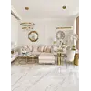 Żyrandol Kryształowy Bulgari XL Złoty Dwupoziomowy w aranżacji nowoczesnego wnętrza z eleganckimi meblami na zamówienie. Oświetlenie na zamówienie od Primavera Home.