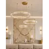 Elegancka ekspozycja żyrandola w stylowym wnętrzu, idealnym do nowoczesnego salonu od Primavera Home.