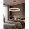 Prezentacja żyrandola w showroomie. Meble na zamówienie od Primavera Home.