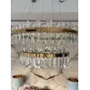 Złoty design Żyrandola Kryształowego Bulgari XL Złoty Dwupoziomowy, który przyciąga spojrzenia w nowoczesnym salonie. Oświetlenie na zamówienie od Primavera Home.