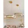 Żyrandol Kryształowy Ring Złoty Eclipse w jasnym wnętrzu, podkreślający elegancję przestrzeni od Primavera Home.