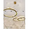 Żyrandol Kryształowy RING Złoty ECLIPSE XL w ujęciu z przodu. Oświetlenie na zamówienie od Primavera Home.