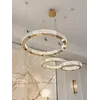 Zbliżenie na kryształowe elementy żyrandola, które przyciągają uwagę w każdej aranżacji. Oświetlenie od Primavera Home.