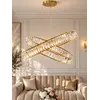 Żyrandol Kryształowy Złoty Dwupoziomowy CRYSTAL L widziany od dołu. Ekspozycja w eleganckim wnętrzu od Primavera Home.