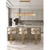 Szczegółowy widok na wykończenie żyrandola kryształowego złotego, który doskonale pasuje do stylowego salonu. Produkt od Primavera Home.