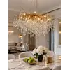Zbliżenie na kryształowe detale żyrandola złotego QUEEN, podkreślające jego elegancję od Primavera Home.