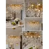 Ekspozycja żyrandola kryształowego złotego QUEEN w showroomie, pokazująca nowoczesne możliwości oświetlenia od Primavera Home.