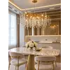 Zbliżenie na detal wykończenia żyrandola kryształowego złotego QUEEN, który oferuje unikalny design od Primavera Home.