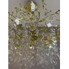 Designerska ekspozycja żyrandola kryształowego złotego QUEEN, podkreślająca jego elegancję od Primavera Home.