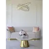 Perspektywa sofy Beżowej Glamour Aksamitnej FLORENCE Złote Nogi, wyeksponowanej w eleganckim miejscu od Primavera Home.