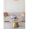Widok dolny sofy Beżowej Glamour Aksamitnej FLORENCE Złote Nogi, ukazujący stylowe nogi od Primavera Home.