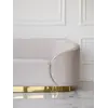 Sofa Beżowa Glamour Aksamitna FLORENCE Złote Nogi w zestawieniu z eleganckim sufitem, tworząc harmonijną aranżację od Primavera Home.