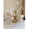 Designerskie Krzesło Julia – Złoto i Beż w showroomie. Ekspozycja w salonie od Primavera Home.