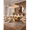 Stół glamour w świetle cienia, prezentujący swoją elegancję w różnych warunkach oświetleniowych, od Primavera Home.