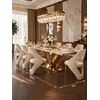 Widok z boku ekskluzywnego stołu glamour, podkreślający elegancję i nowoczesny design od Primavera Home.