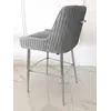 Nowoczesny hoker glamour w tkaninie velvet szary srebrny PALOMA w perspektywie, uwypuklający jego elegancję. Meble na zamówienie od Primavera Home.