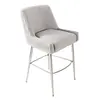 Nowoczesny hoker glamour w tkaninie velvet szary srebrny PALOMA w zaciszu kuchennym. Aranżacja nowoczesnego wnętrza od Primavera Home.