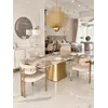 Krzesło beżowe złote nowoczesne designerskie w stylu włoskim ROMEO w otoczeniu roślin, tworzące harmonijną przestrzeń od Primavera Home.