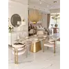 Widok z dolnej perspektywy na Krzesło beżowe złote nowoczesne designerskie w stylu włoskim ROMEO, podkreślającej jego elegancję od Primavera Home.
