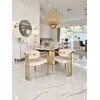 Krzesło beżowe złote nowoczesne designerskie w stylu włoskim ROMEO zestawione z innymi meblami, idealne dla nowoczesnych aranżacji od Primavera Home.