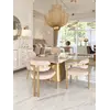 Zbliżenie na tkaninę welwetową Krzesła beżowego złotego nowoczesnego designerskiego w stylu włoskim ROMEO, dostępnego od Primavera Home.