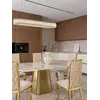 Krzesło glamour VITA złote beżowe do jadalni na tle zieleni, dodające charakteru każdemu wnętrzu. Ekspozycja w salonie od Primavera Home.