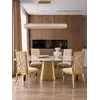 Krzesło glamour VITA złote beżowe do jadalni w perspektywie, ukazujące jego elegancką linię. Aranżacja nowoczesnego wnętrza od Primavera Home.