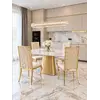 Krzesło glamour VITA złote beżowe do jadalni, pokazane w eleganckim showroomie. Ekspozycja w salonie od Primavera Home.