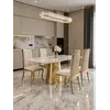 Krzesło glamour VITA złote beżowe do jadalni w kontrastowym czarnym wnętrzu, podkreślające jego elegancję. Aranżacja nowoczesnego wnętrza od Primavera Home.