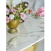 Ekskluzywny stół glamour otoczony innymi stylowymi produktami w mieszkaniu. Meble na zamówienie z Primavera Home.