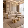 Beżowa sofa ukazana w wieczornym oświetleniu. Meble na zamówienie od Primavera Home.
