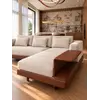 Przykładowa sofa do salonu luksusowa 3 osobowa NAPOLEONE widoczna z boku. Detal wykończenia od Primavera Home.