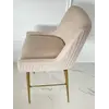 Hoker glamour PALOMA na tle nowoczesnego baru, podkreślający jego elegancję. Ekspozycja w showroomie Primavera Home.