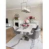 Stylizacja stołu srebrnego z białym marmurowym z dodatkami dekoracyjnymi, tworząca elegancką atmosferę, dostępnego w Primavera Home.