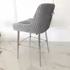 Półhoker Srebrny Glamour w stylowej aranżacji salonu, idealny do nowoczesnych wnętrz. Meble na zamówienie od Primavera Home.