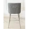 Perspektywa Półhokera Srebrnego Glamour w przestrzeni kuchennej z eleganckim akcentem. Ekspozycja w salonie od Primavera Home.