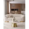 Zbliżenie na elegancki detal wykończenia sofy Beżowej Glamour Aksamitnej FLORENCE Złote Nogi od Primavera Home.