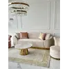 Sofa Beżowa Glamour Aksamitna FLORENCE Złote Nogi w otoczeniu roślin, tworząca przytulny klimat od Primavera Home.