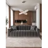 Sofa LONDON Nowoczesna z bliska, ukazująca swoje stalowe nogi. Detal wykończenia od Primavera Home.