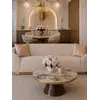 Sofa Beżowa Glamour Aksamitna FLORENCE Złote Nogi widziana z tyłu, prezentująca solidne wykonanie od Primavera Home.