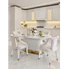Ekspozycja stołu białego złotego z marmurowym blatem w showroomie, doskonały przykład glamour od Primavera Home.